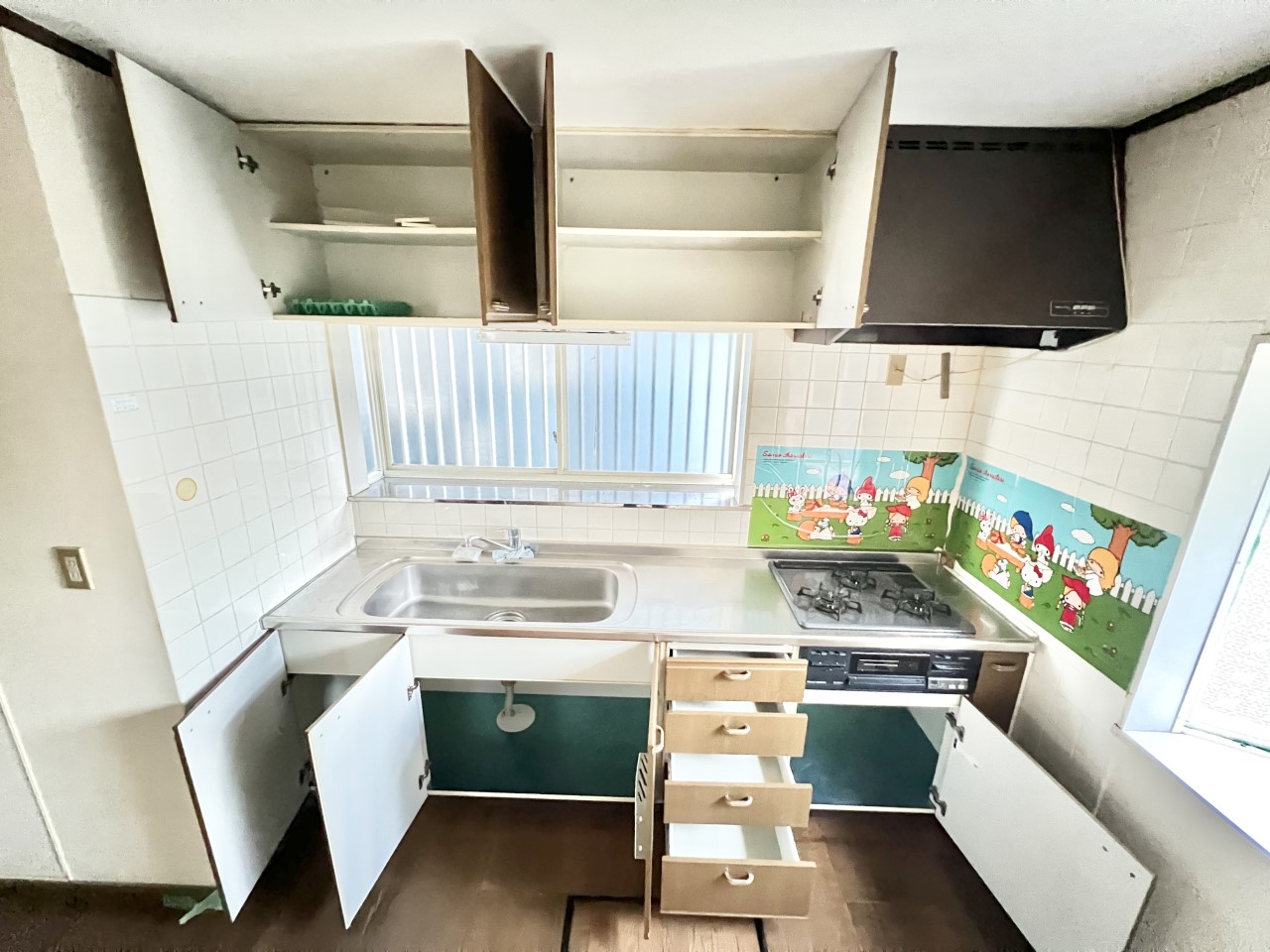 ◆キッチン｜上下の収納があるため、片付けには困らず、大きな鍋やお皿も収納しやすいです。