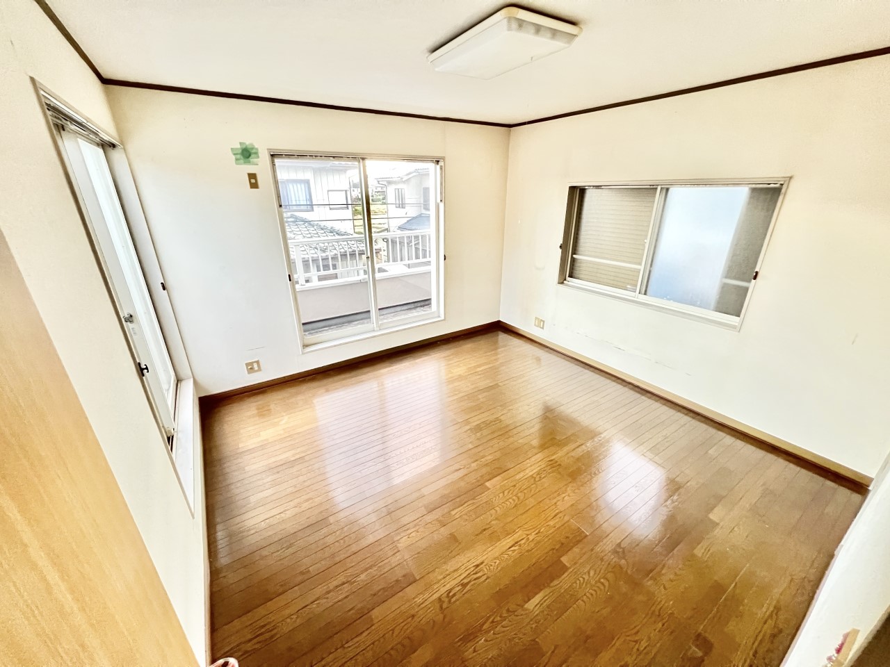 ◆2階洋室｜ほっと安らぐ落ち着いたナチュラルな色合い。ウッドの質感でお部屋も心もやさしいぬくもりに包まれます。