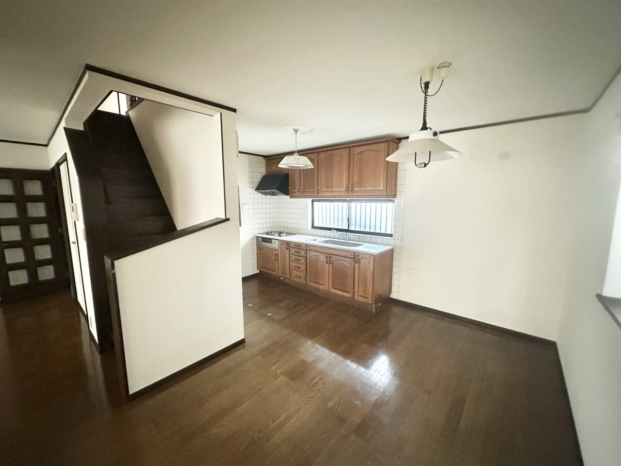 ◆キッチン｜ご夫婦やお子様と並んでお料理をしても余裕のある、広々としたキッチンです。