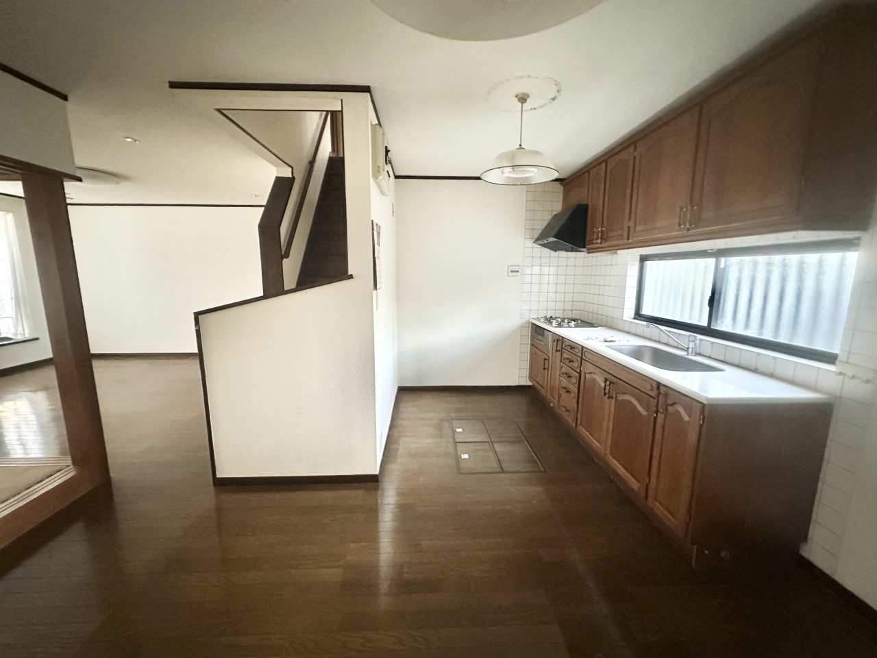 ◆キッチン｜上下の収納があるため、片付けには困らず、大きな鍋やお皿も収納しやすいです。