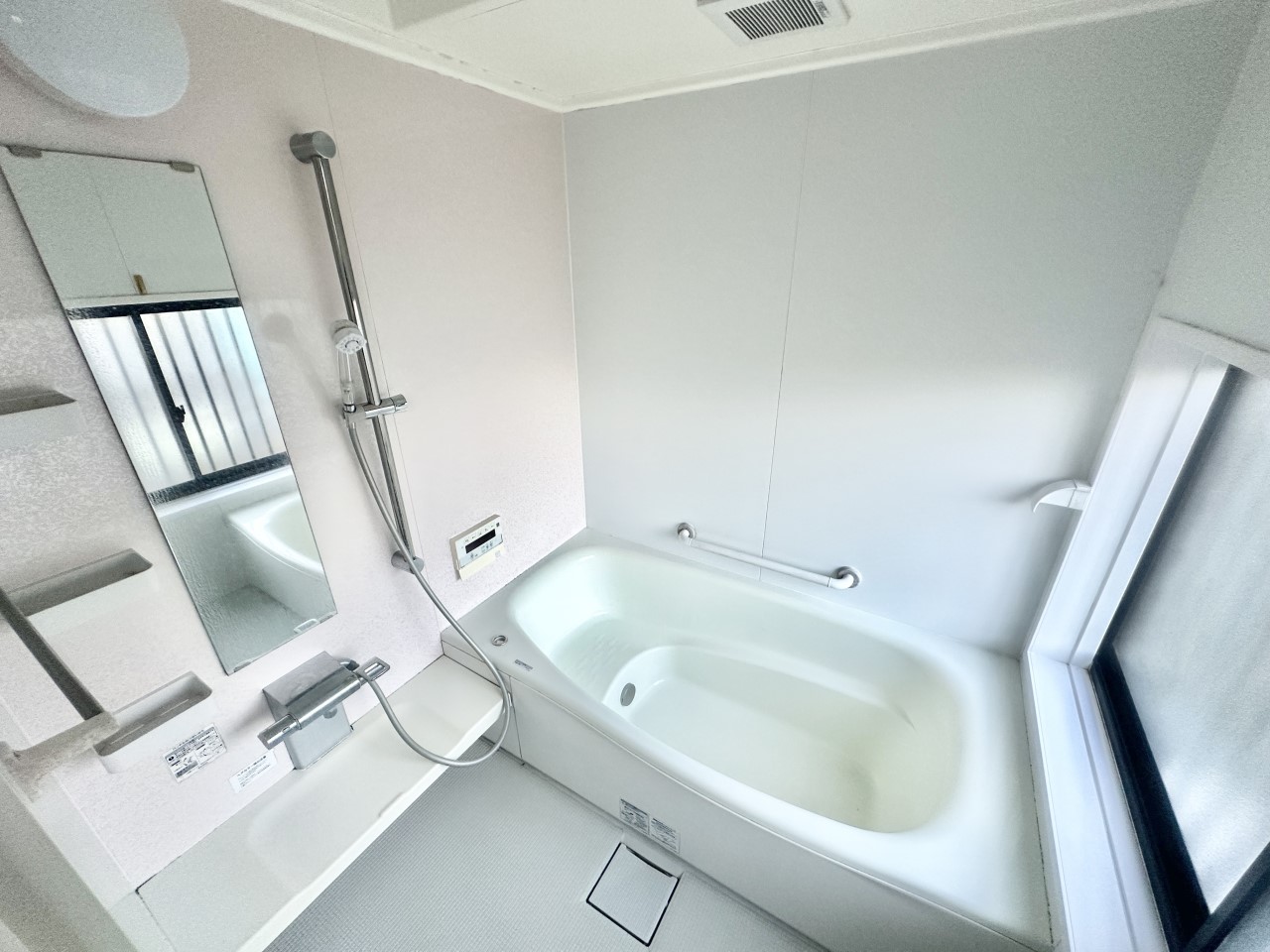 ◆浴室｜お子さんと一緒にゆっくりと入れる、1坪サイズの広い浴室。一日の疲れを取りながら、学校や友だちの話に耳を傾ける、親子の大切なひとときが過ごせる。浴室換気乾燥機、保温浴槽も標準装備です。