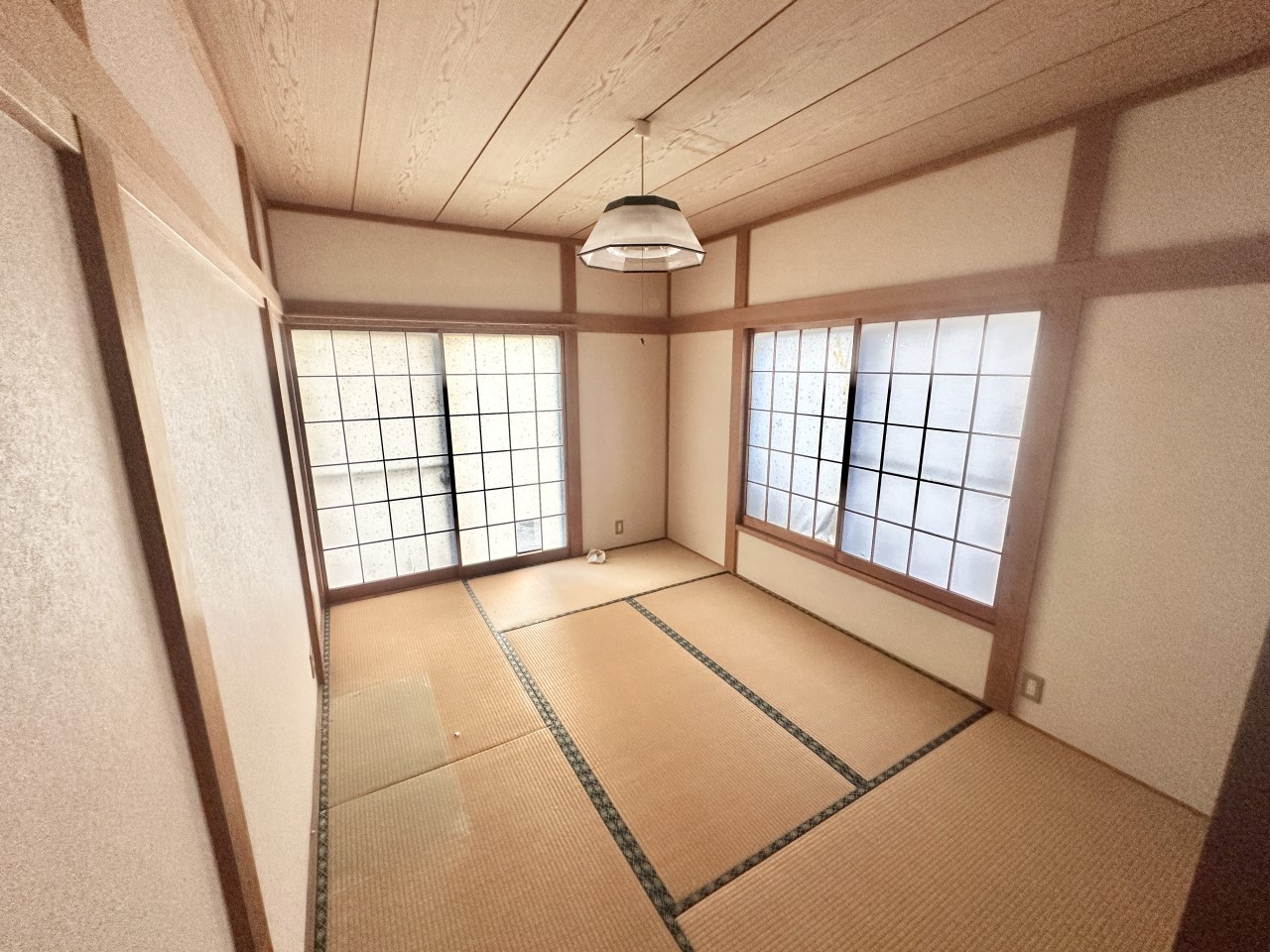 ◆1階和室｜押し入れ付きの和室は、布団や季節物、日用品の収納に便利で、お部屋をスッキリ保てます。