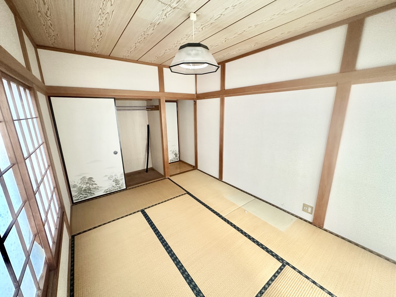 ◆1階和室｜6帖の和室です。リビングを通らなくても出入りができるので、客間にぴったり。押入れも付いていて収納にも困りません。