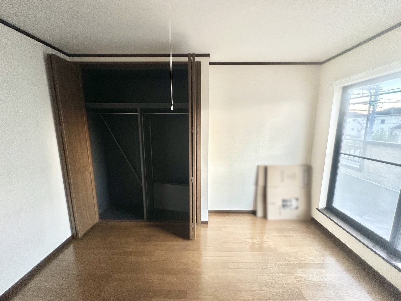 ◆2階洋室｜ほっと安らぐ落ち着いたナチュラルな色合い。ウッドの質感でお部屋も心もやさしいぬくもりに包まれます。