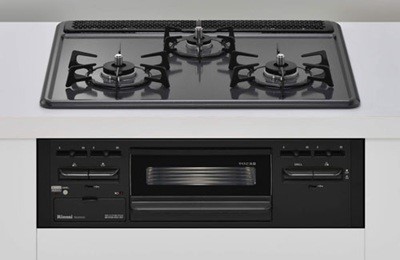 【同社施工例】ガスコンロは同時調理が可能な３口コンロ。ご飯の支度が時短になります。  詳しくはスタッフへお問い合わせください。