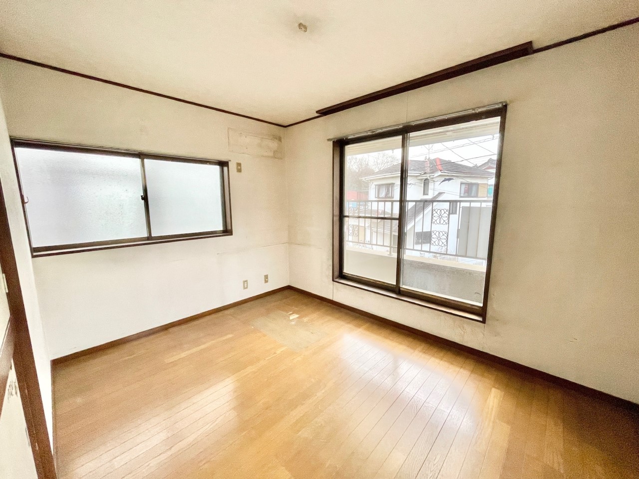 ◆2階洋室｜明るい日差しが降り注ぐお部屋に、居心地の良さを感じさせるコーディネート。