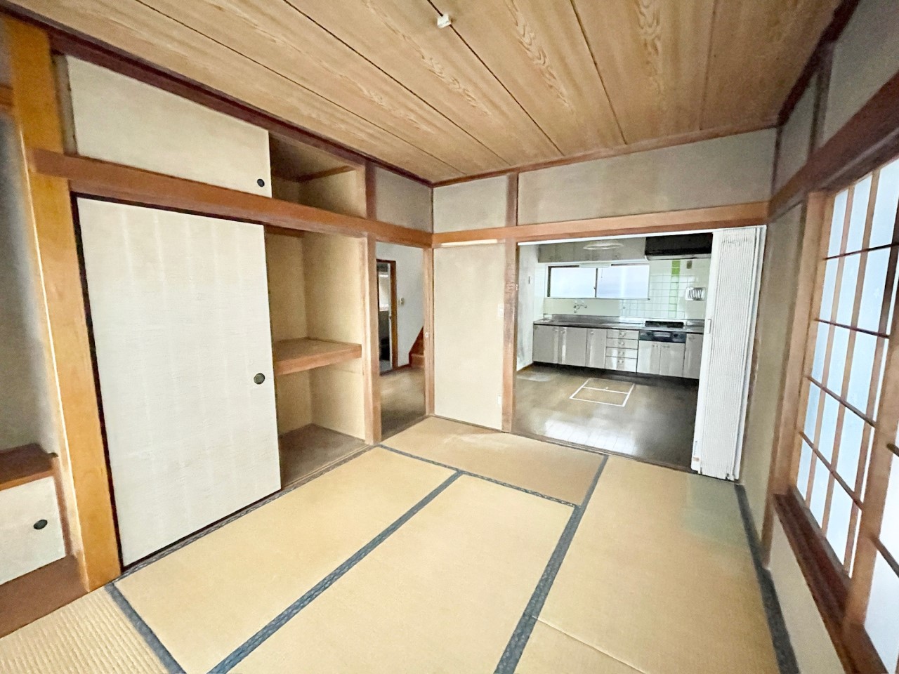 ◆1階和室｜6帖の和室です。ダイニングを通らなくても出入りができるので、客間にぴったり。押入れも付いていて収納にも困りません。