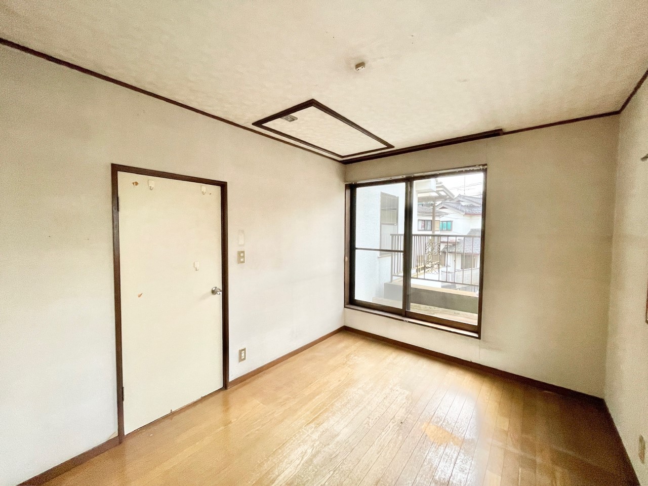 ◆2階洋室｜ほっと安らぐ落ち着いたナチュラルな色合い。ウッドの質感でお部屋も心もやさしいぬくもりに包まれます。