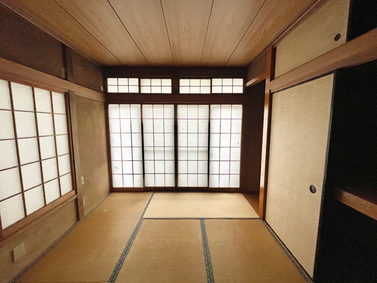 ◆1階和室｜押し入れ付きの和室は、布団や季節物、日用品の収納に便利で、お部屋をスッキリ保てます。