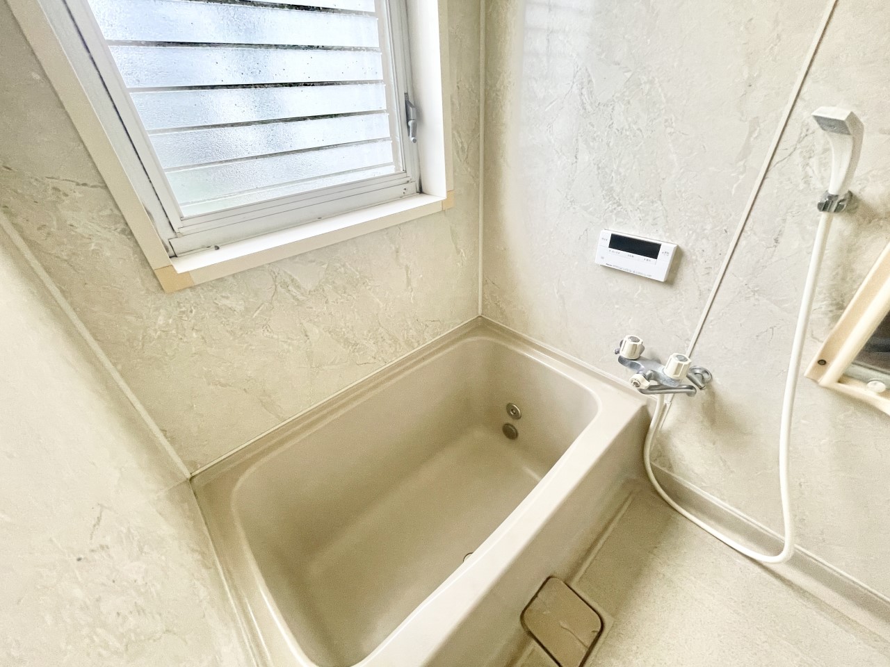 ◆浴室｜お子さんと一緒にゆっくりと入れる、広い浴室。一日の疲れを取りながら、学校や友だちの話に耳を傾ける、親子の大切なひとときが過ごせる。浴室換気乾燥機、保温浴槽も標準装備です。