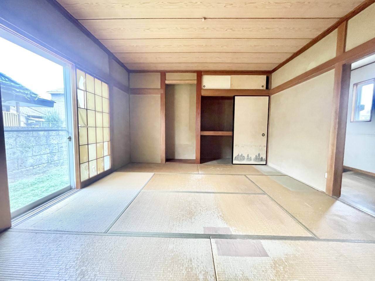 ◆1階和室｜押し入れ付きの和室は、布団や季節物、日用品の収納に便利で、お部屋をスッキリ保てます。