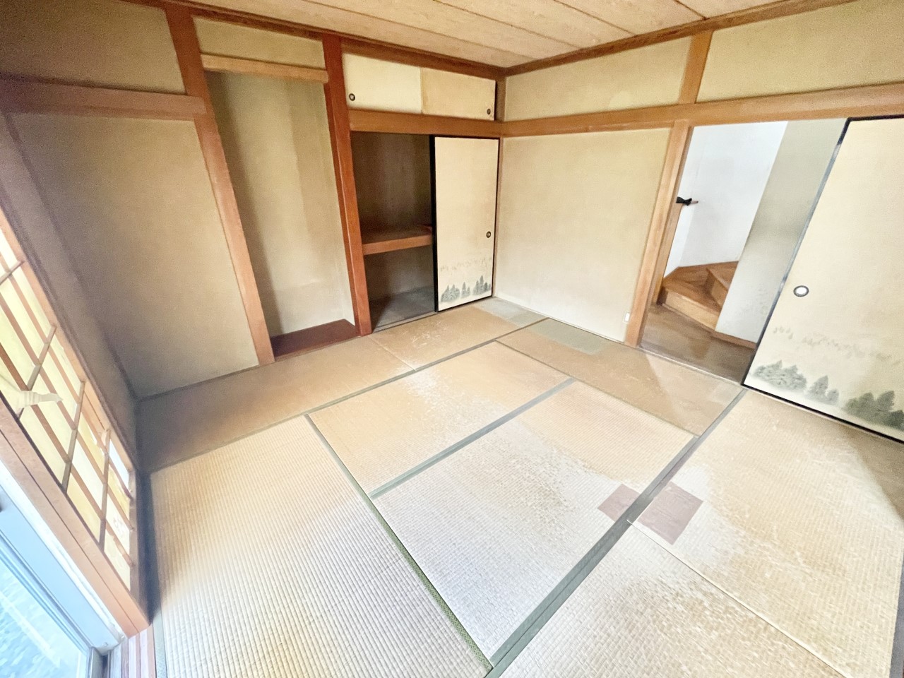 ◆1階和室｜書斎やお子様の勉強スペース、または近頃増えてきたリモートワークスペースとしてなど、ご家族それぞれの趣味・用途に合わせて自由にお使いいただけます。