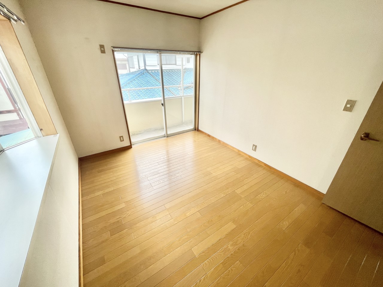 ◆2階洋室｜明るい日差しが降り注ぐお部屋に、居心地の良さを感じさせるコーディネート。