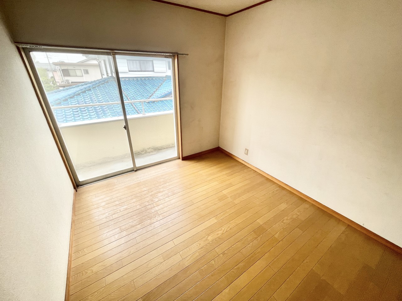 ◆2階洋室｜お客様用寝具やクリスマスツリーなどの季節もの、冷暖房器具など使わないものを収納できるスペースとして活用できます。