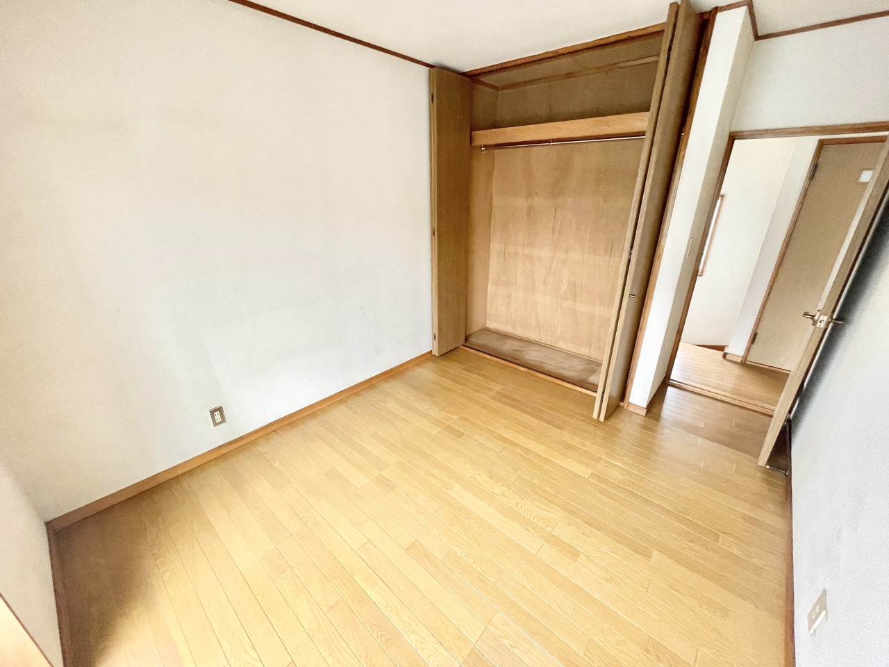 ◆2階洋室｜ほっと安らぐ落ち着いたナチュラルな色合い。ウッドの質感でお部屋も心もやさしいぬくもりに包まれます。