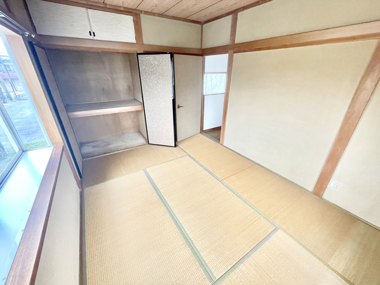 ◆2階和室｜押し入れ付きの和室は、布団や季節物、日用品の収納に便利で、お部屋をスッキリ保てます。