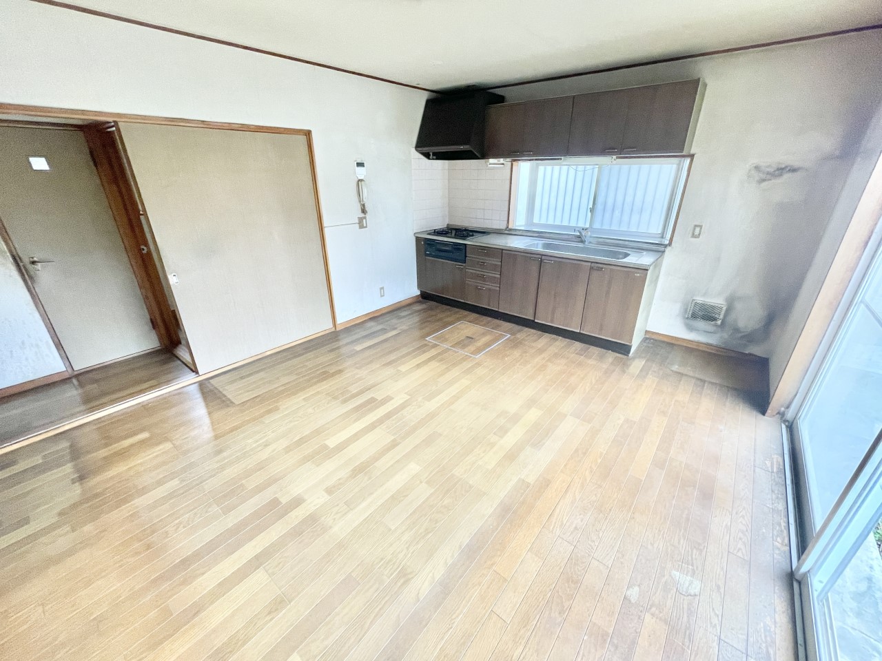 ◆リビング｜ナチュラルな質感で魅せる、くつろぎの時間。ゆっくりとした時間が流れるリビングで、家族だんらんのひと時をお過ごしいただけます。