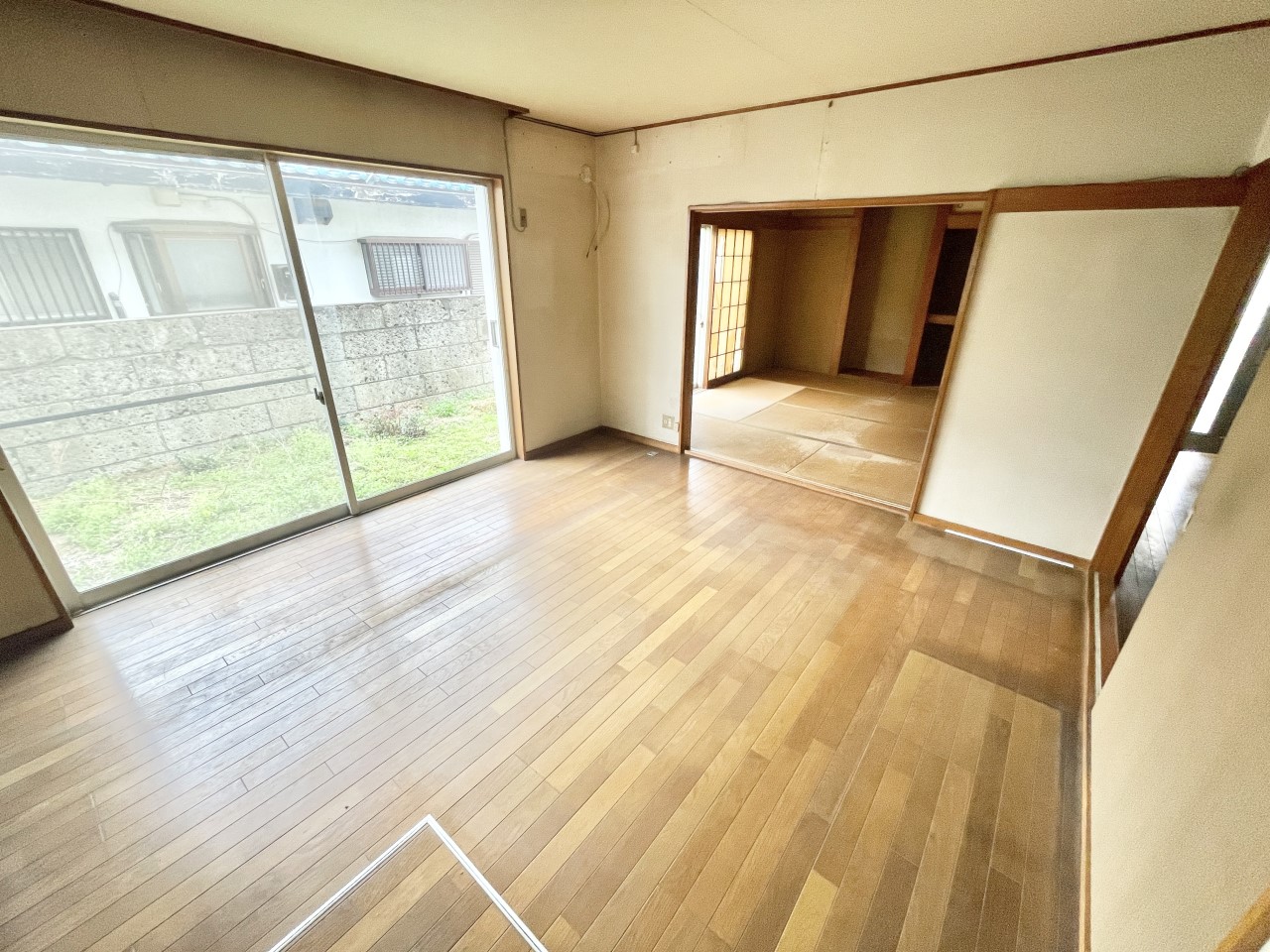 ◆リビング｜自然光も入りやすく、日中は明るく快適に過ごせます♪