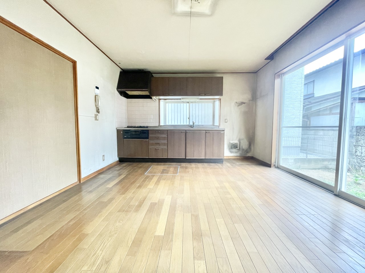 ◆リビング｜適度な広さや日当たりのいいリビングには家族が自然と集まってきます。リビング内に階段があると、お子さまが自分の部屋に行くときに自然と家族が顔を合わせ会話がしやすい環境になります。