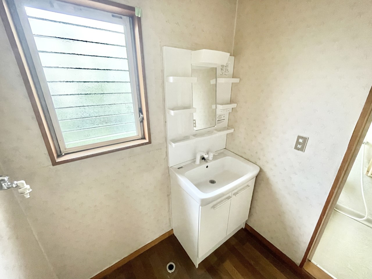 ◆洗面室｜毎日使う洗面スペースや浴室は、モノがあふれてごちゃついていまいがち。スペースに収納すればスッキリ整います。心地よい空間で身支度したら、素敵な一日がはじまります。