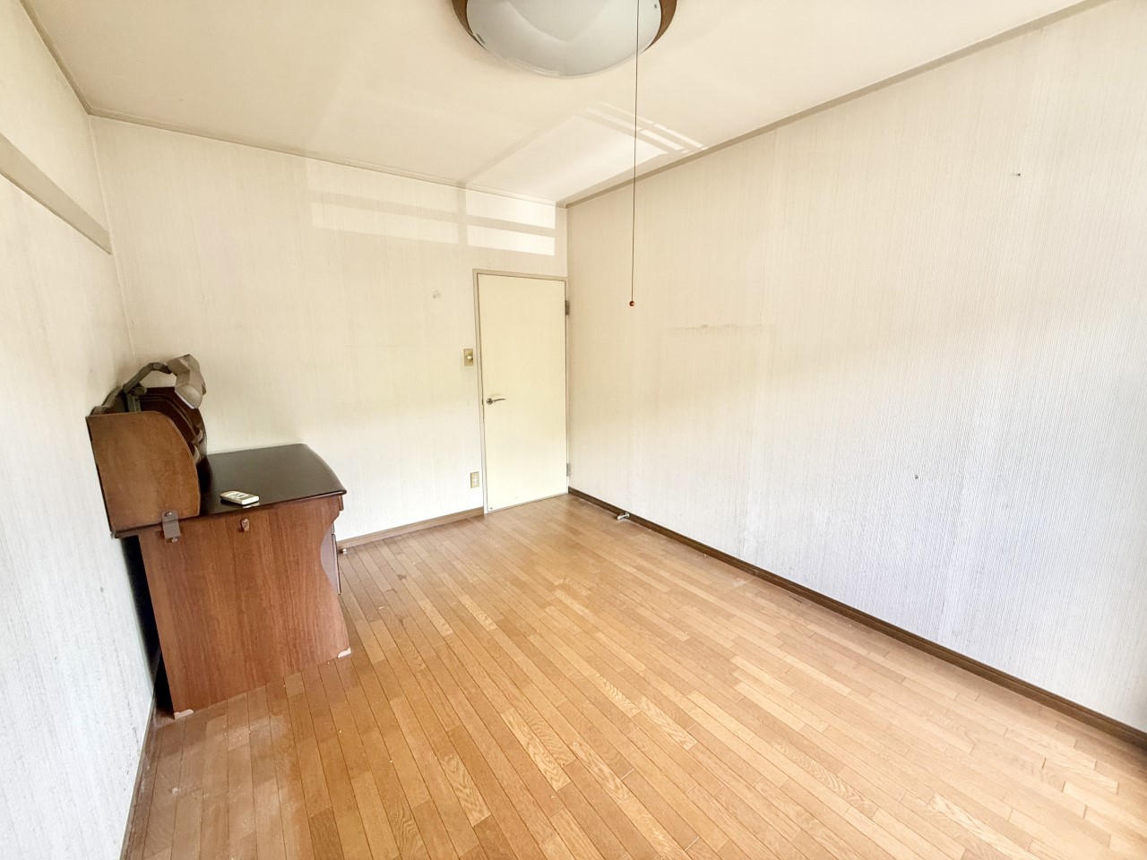 ◆2階洋室｜お客様用寝具やクリスマスツリーなどの季節もの、冷暖房器具など使わないものを収納できるスペースとして活用できます。