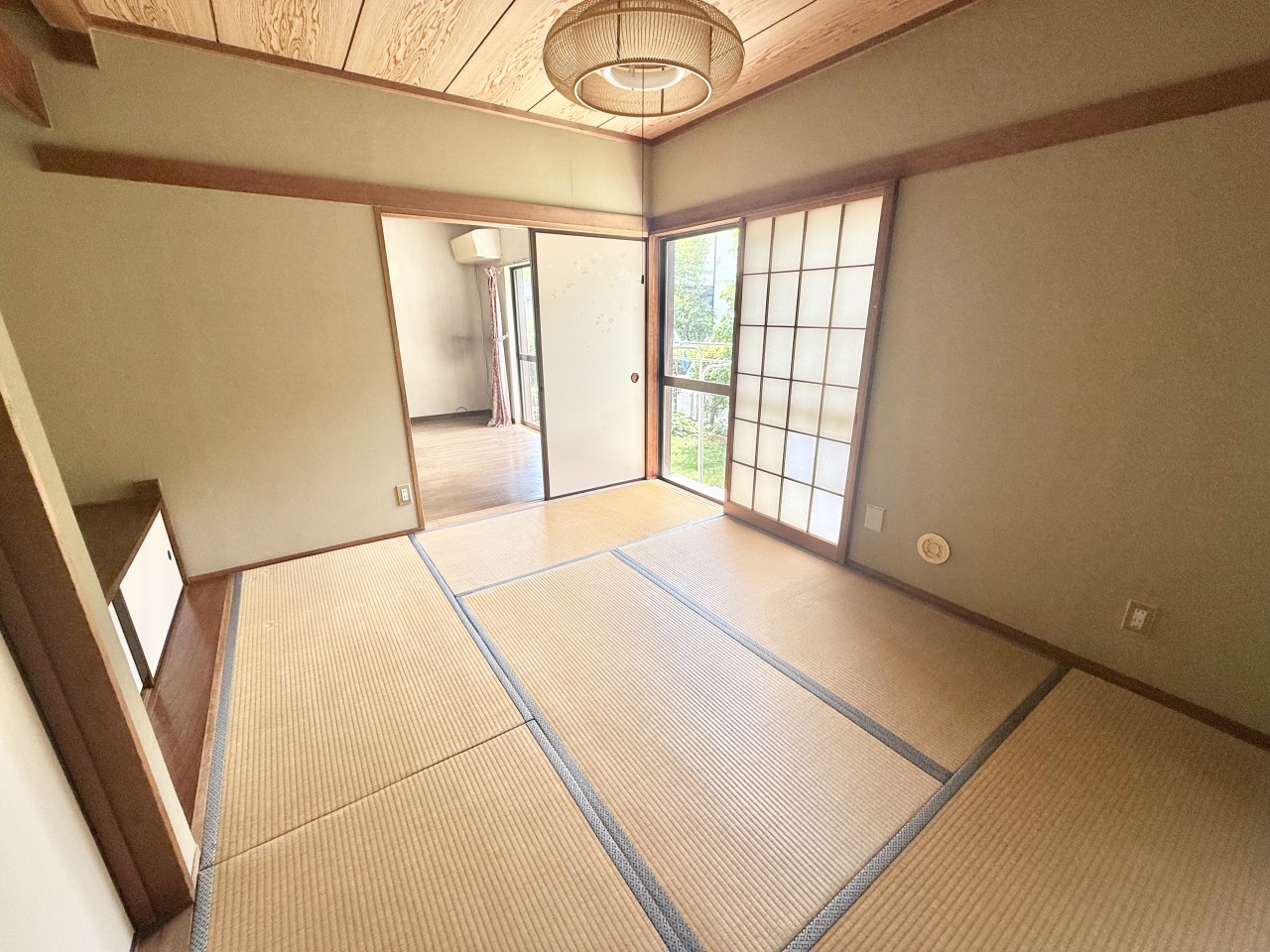 ◆1階和室｜6帖の和室です。リビングを通らなくても出入りができるので、客間にぴったり。押入れも付いていて収納にも困りません。