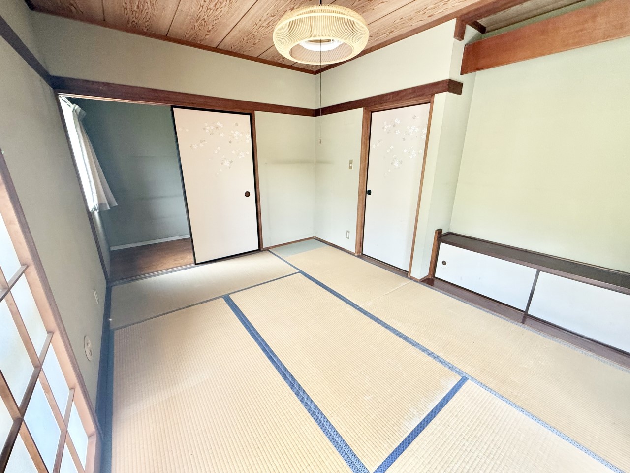 ◆1階和室｜6帖の和室です。リビングを通らなくても出入りができるので、客間にぴったり。押入れも付いていて収納にも困りません。
