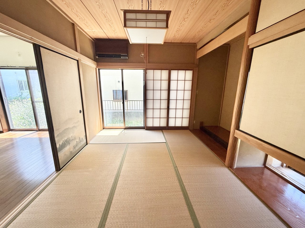 ◆1階和室｜6帖の和室です。リビングを通らなくても出入りができるので、客間にぴったり。押入れも付いていて収納にも困りません。