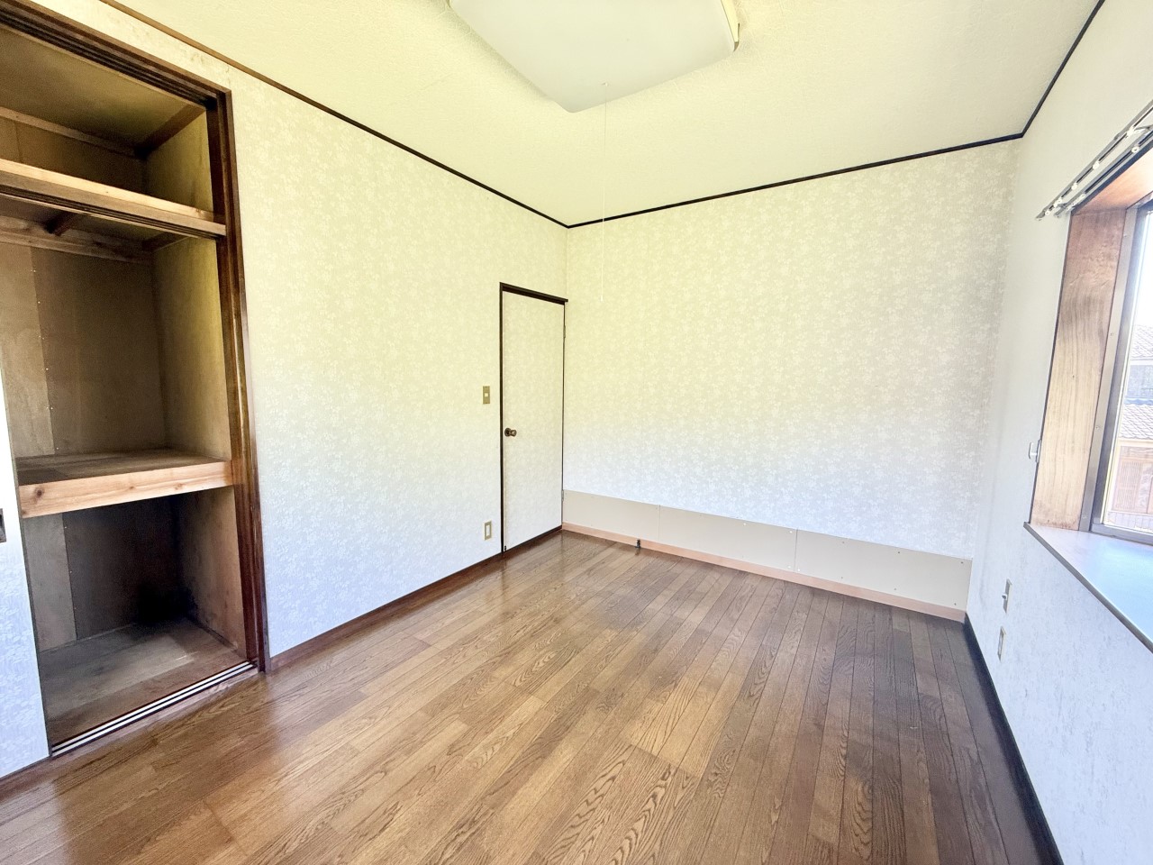 ◆2階洋室｜お客様用寝具やクリスマスツリーなどの季節もの、冷暖房器具など使わないものを収納できるスペースとして活用できます。