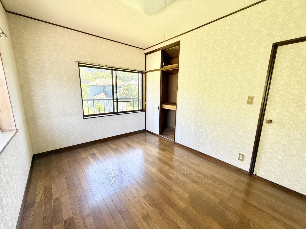 ◆2階洋室｜明るい日差しが降り注ぐお部屋に、居心地の良さを感じさせるコーディネート。