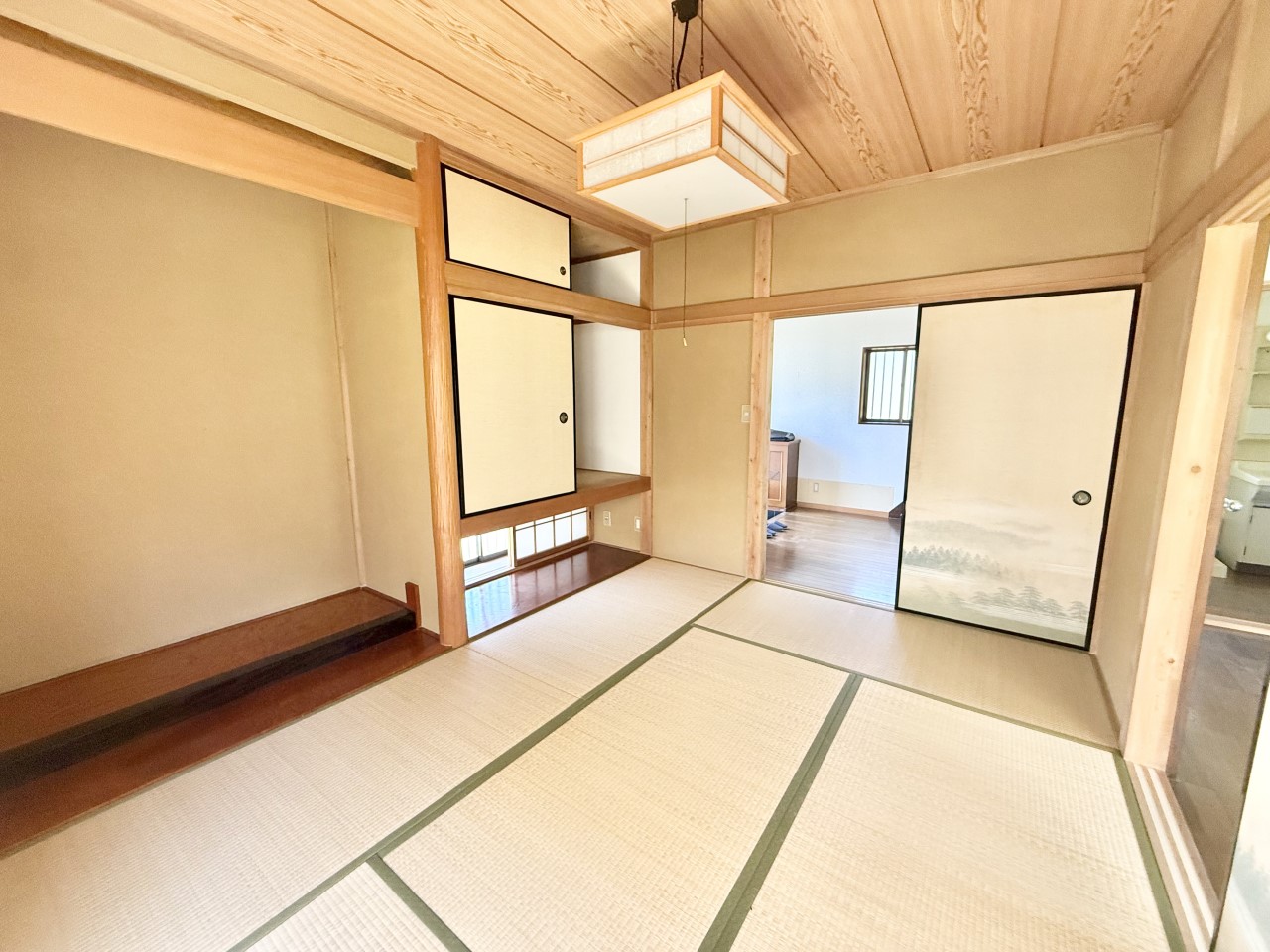 ◆1階和室｜6帖の和室です。リビングを通らなくても出入りができるので、客間にぴったり。押入れも付いていて収納にも困りません。