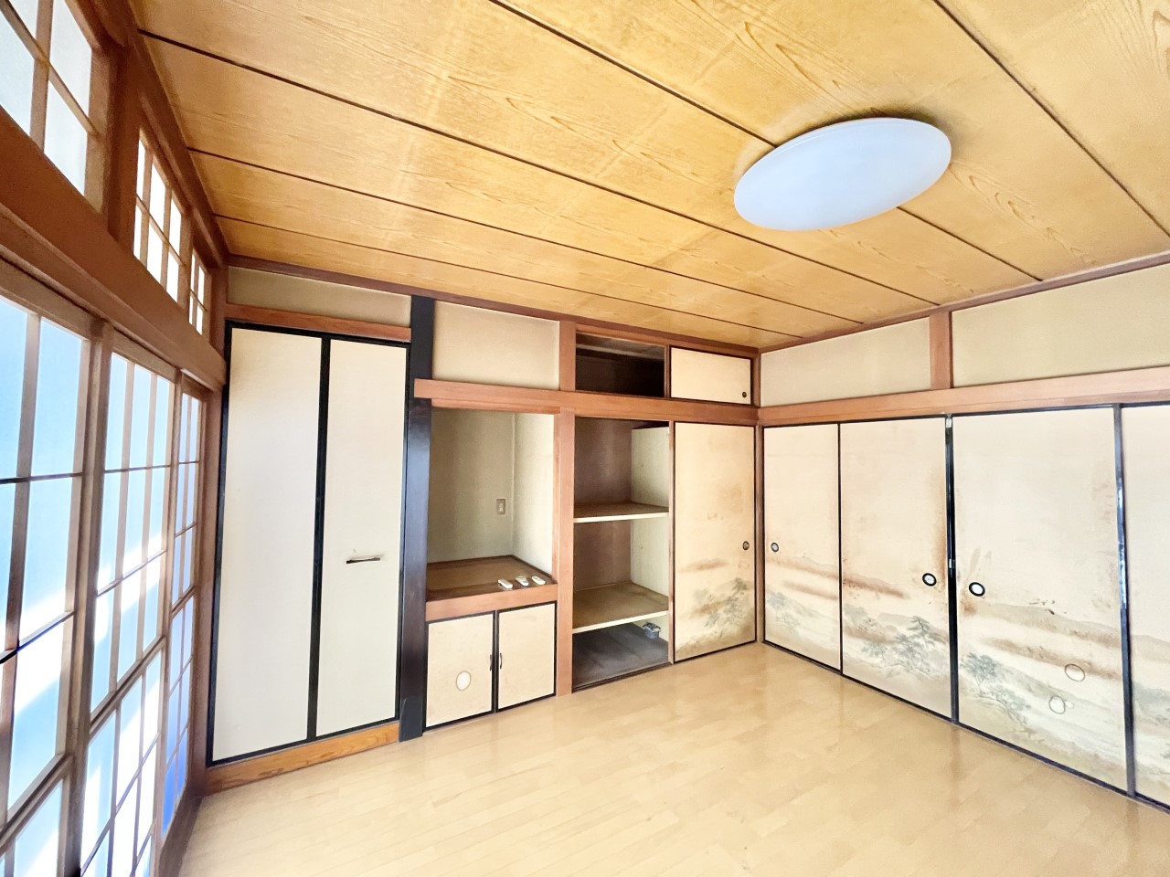 ◆1階和室｜押し入れ付きの和室は、布団や季節物、日用品の収納に便利で、お部屋をスッキリ保てます。