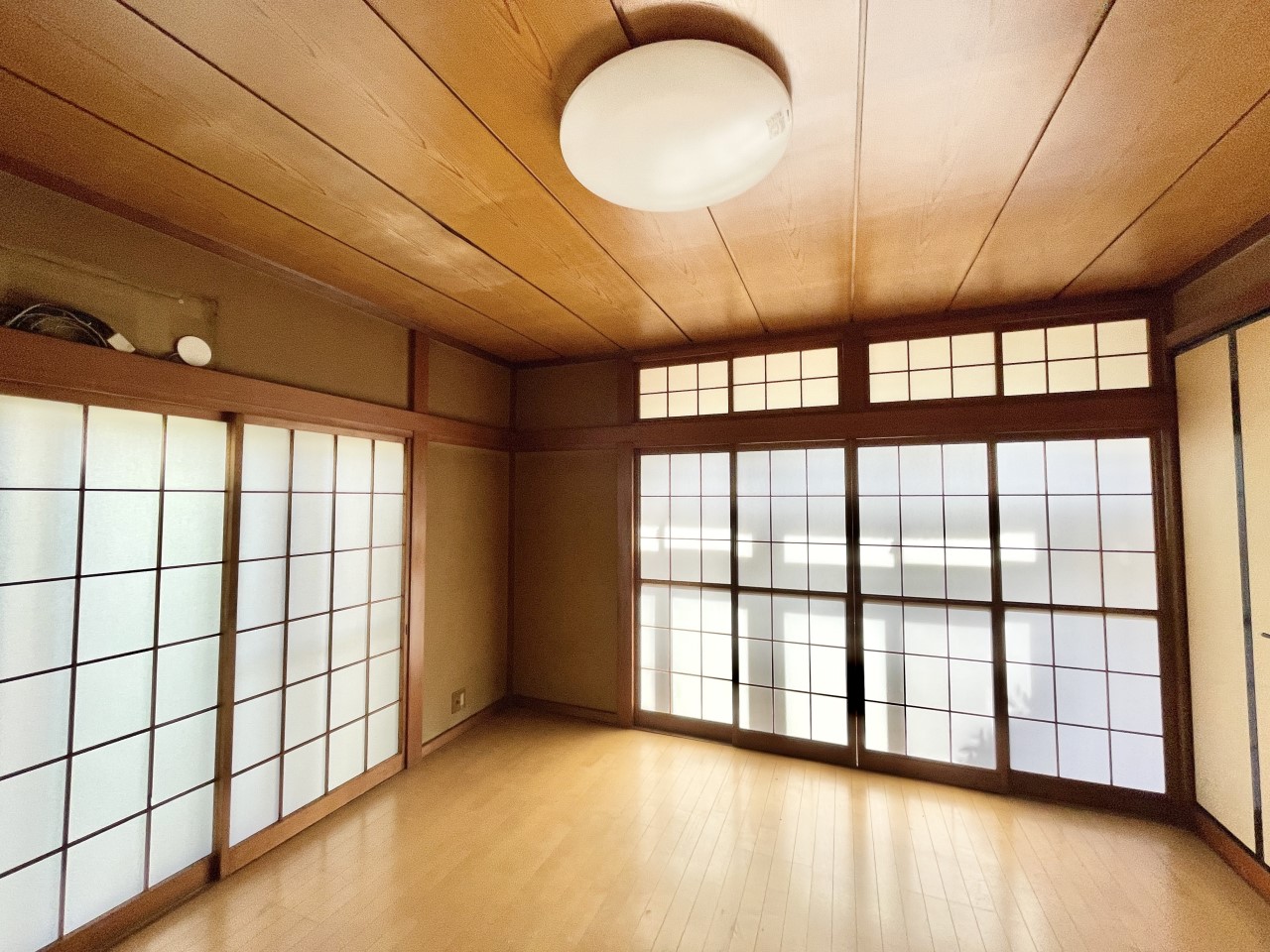 ◆1階和室｜6帖の和室です。リビングを通らなくても出入りができるので、客間にぴったり。押入れも付いていて収納にも困りません。