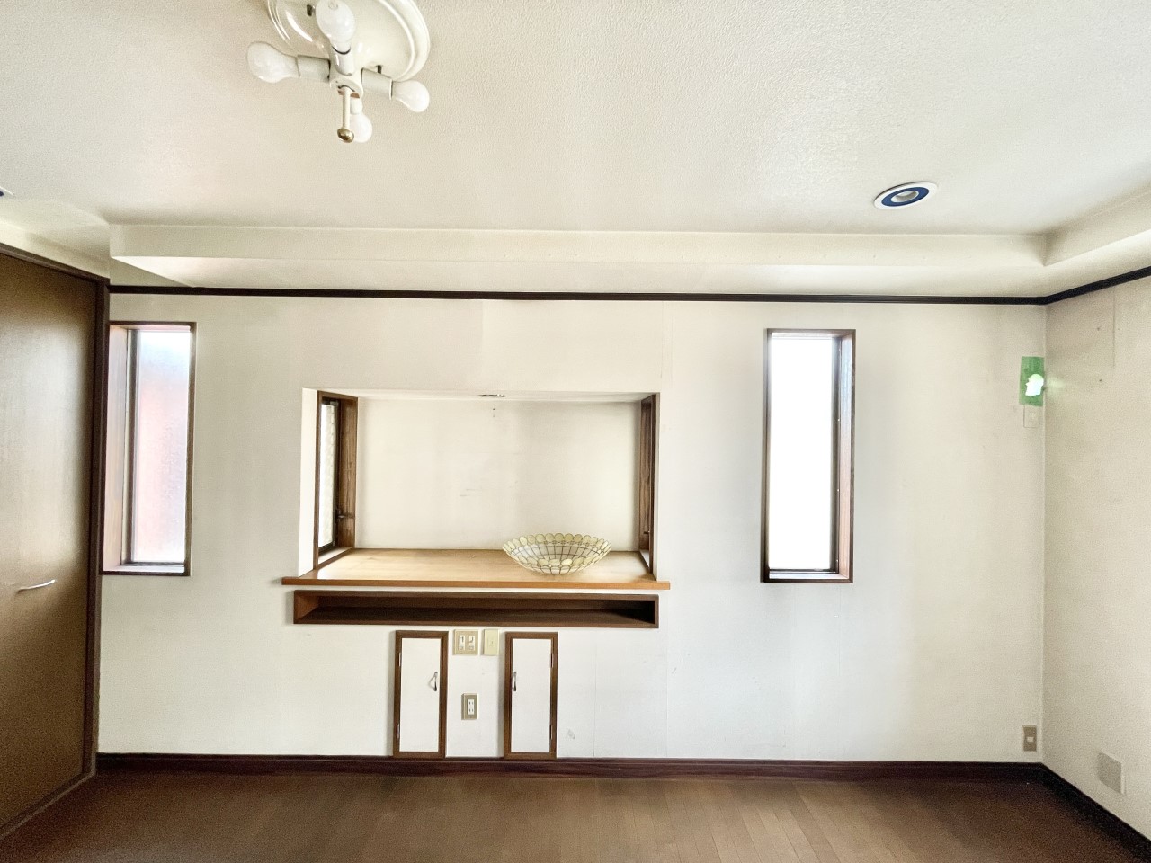 ◆2階洋室｜明るい日差しが降り注ぐお部屋に、居心地の良さを感じさせるコーディネート。