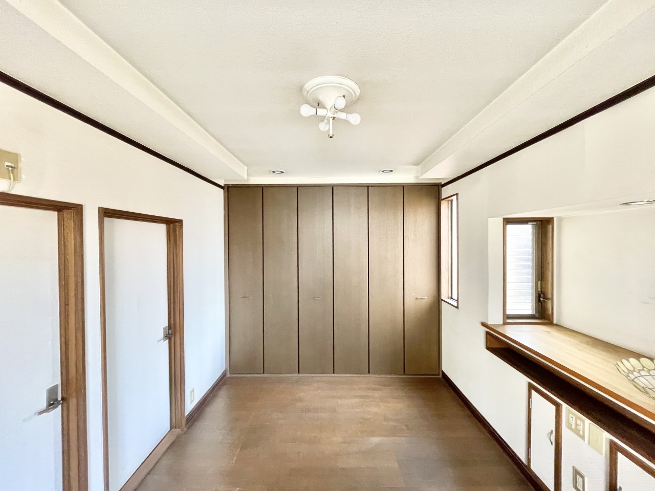 ◆洋室｜明るい日差しが降り注ぐお部屋に、居心地の良さを感じさせるコーディネート。
