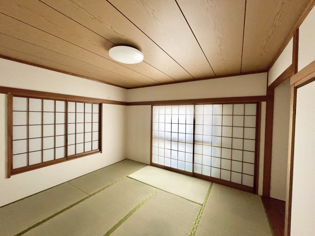 ◆1階和室｜ぬくもりを感じられる和室でゆっくりとお寛ぎいただけます♪