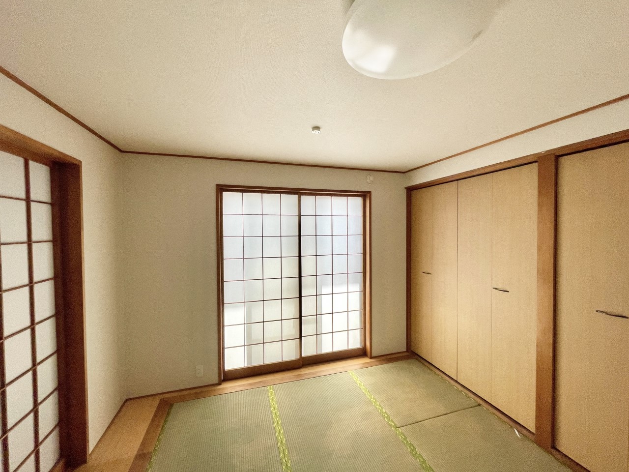 ◆1階和室｜押し入れ付きの和室は、布団や季節物、日用品の収納に便利で、お部屋をスッキリ保てます。