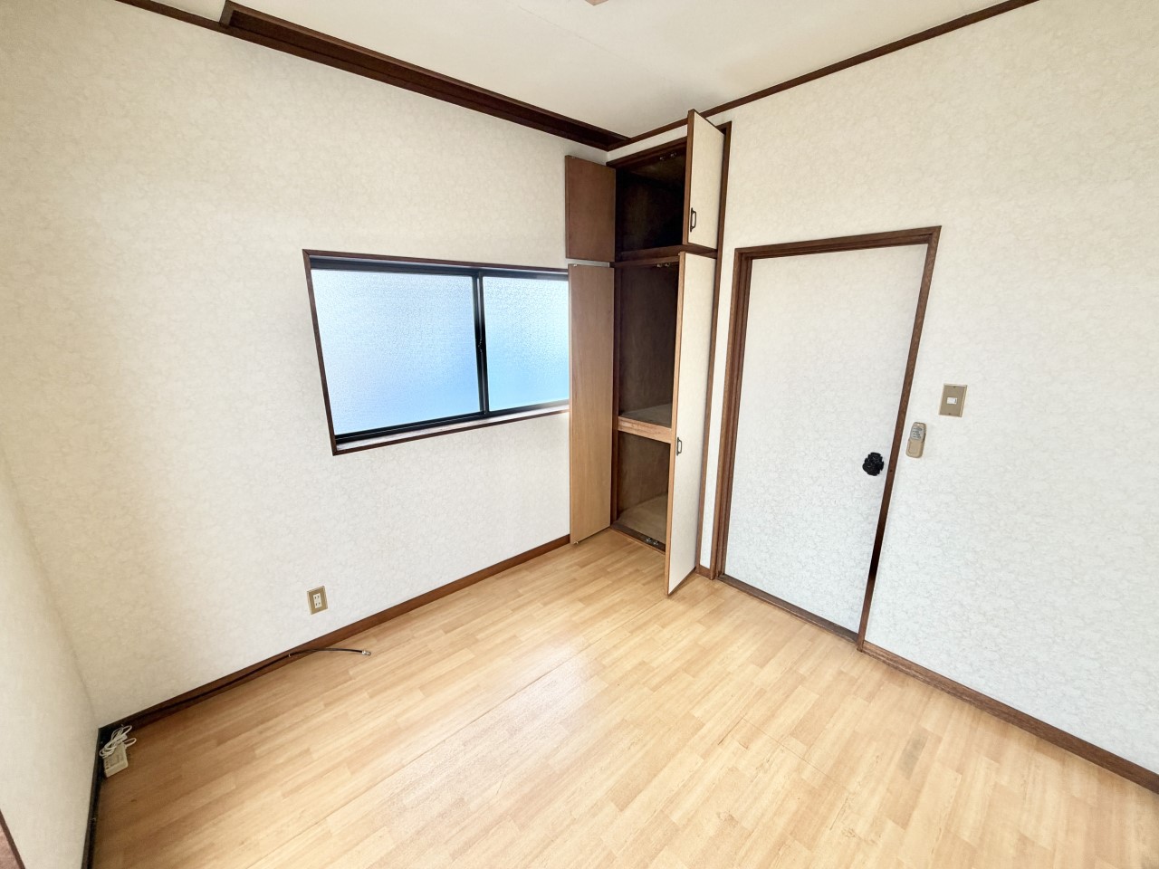 ◆2階洋室｜明るい日差しが降り注ぐお部屋に、居心地の良さを感じさせるコーディネート。
