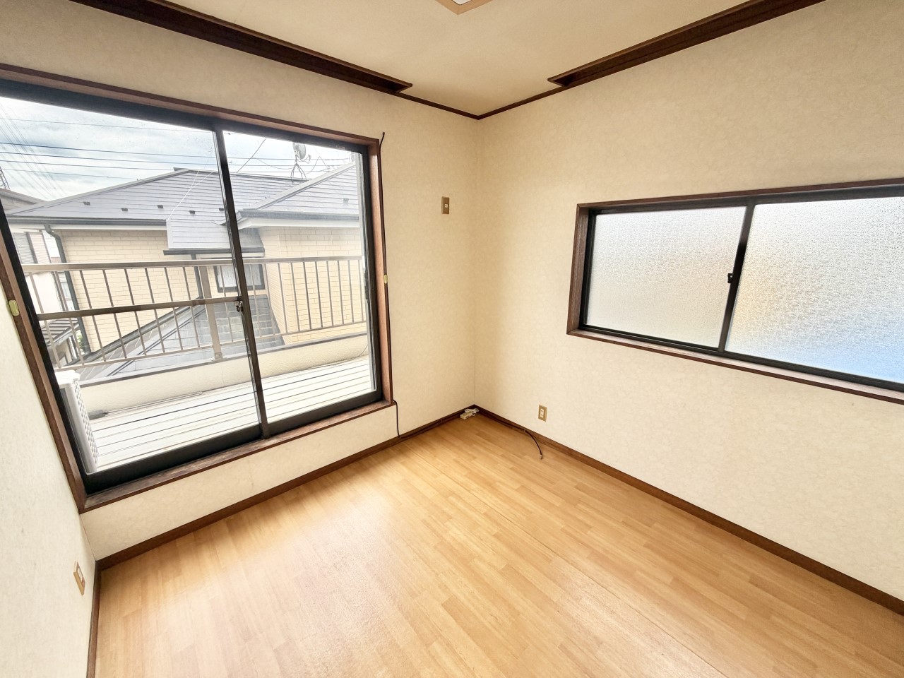 ◆2階洋室｜ほっと安らぐ落ち着いたナチュラルな色合い。ウッドの質感でお部屋も心もやさしいぬくもりに包まれます。