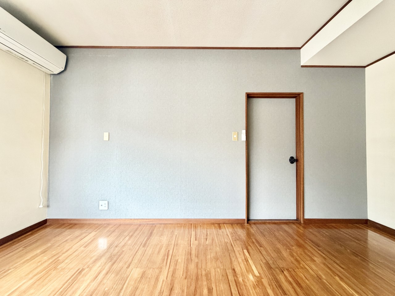 ◆2階洋室｜明るい日差しが降り注ぐお部屋に、居心地の良さを感じさせるコーディネート。