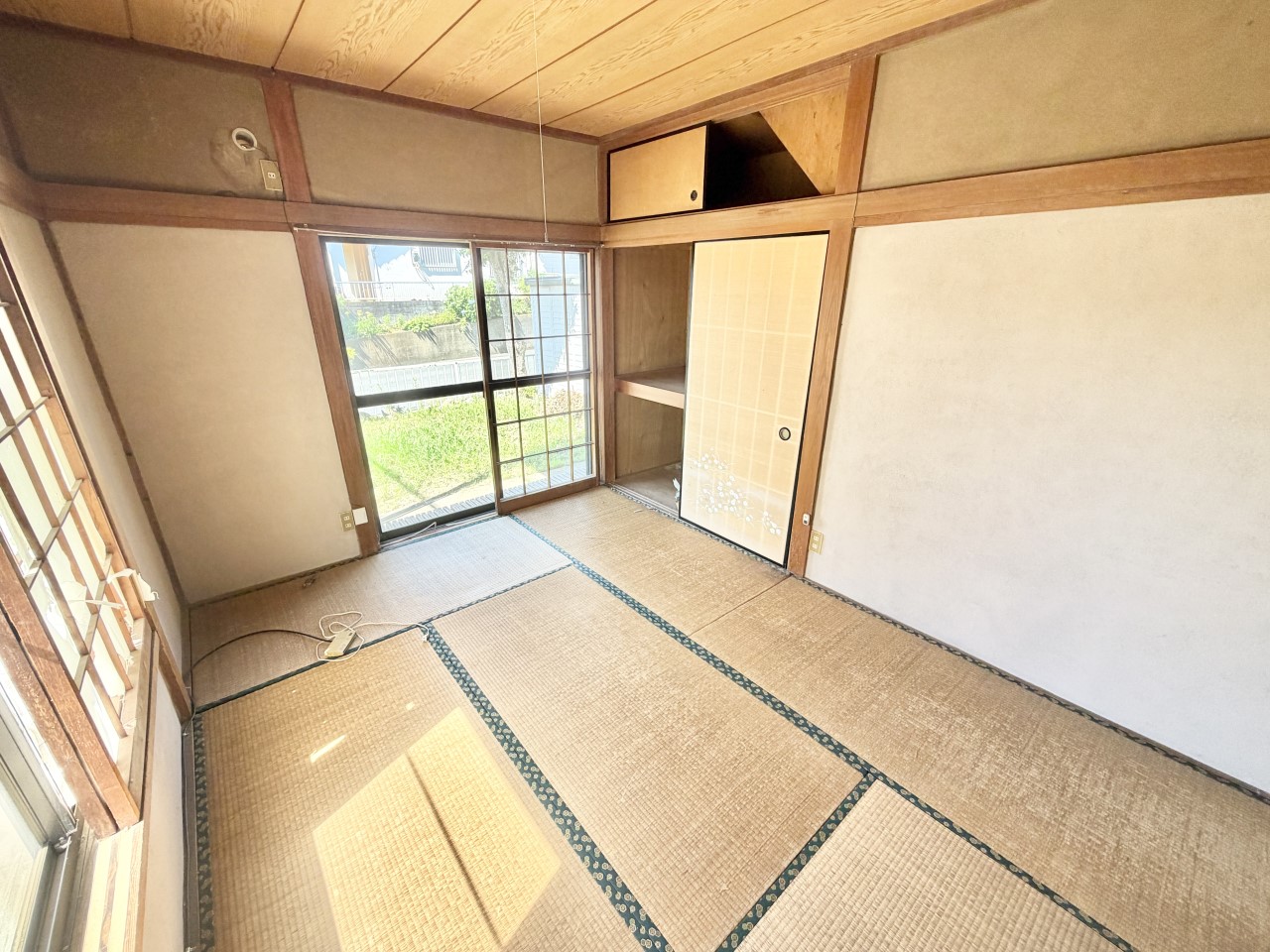 ◆1階和室｜6帖の和室です。リビングを通らなくても出入りができるので、客間にぴったり。押入れも付いていて収納にも困りません。