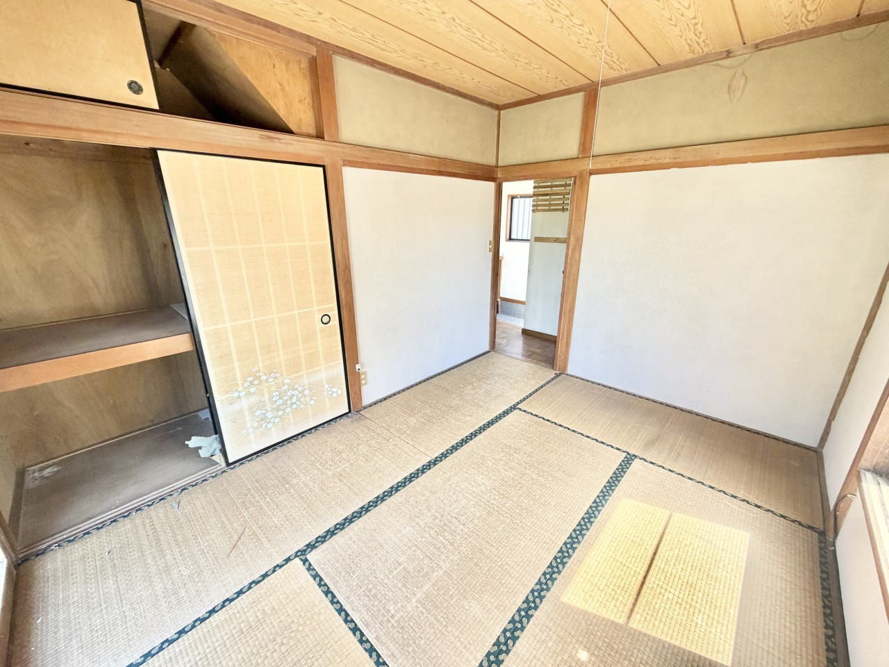 ◆1階和室｜6帖の和室です。リビングを通らなくても出入りができるので、客間にぴったり。押入れも付いていて収納にも困りません。