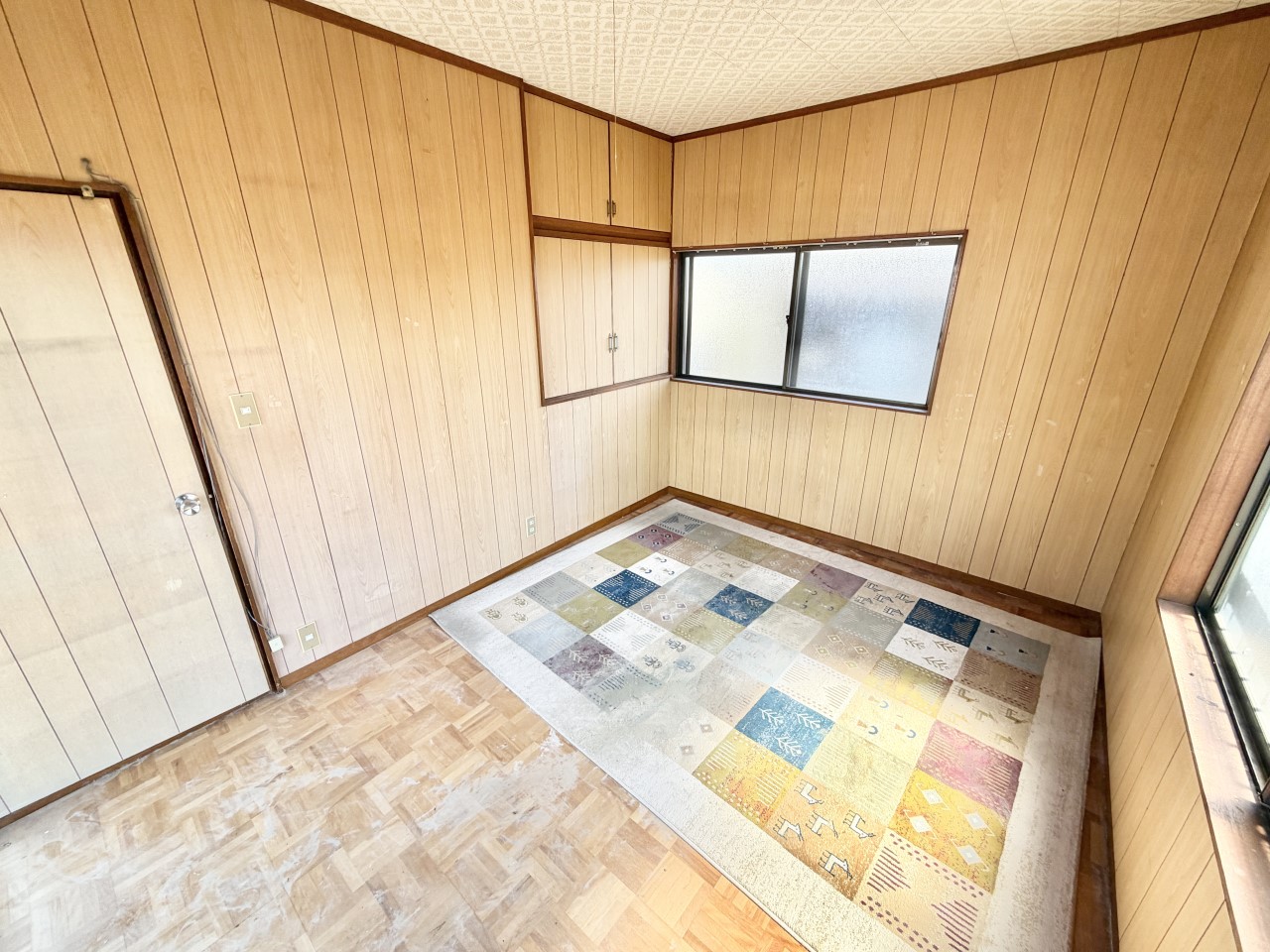 ◆2階洋室｜明るい日差しが降り注ぐお部屋に、居心地の良さを感じさせるコーディネート。