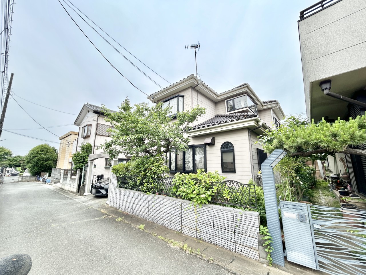 ◆現地｜現地は、日常に便利なスーパーやコンビニなどの商業施設が身近に揃う便利な立地です。引越し直後は何かとお世話になりそうな商業施設も、車でちょっと行ったところにある嬉しい周辺環境です。