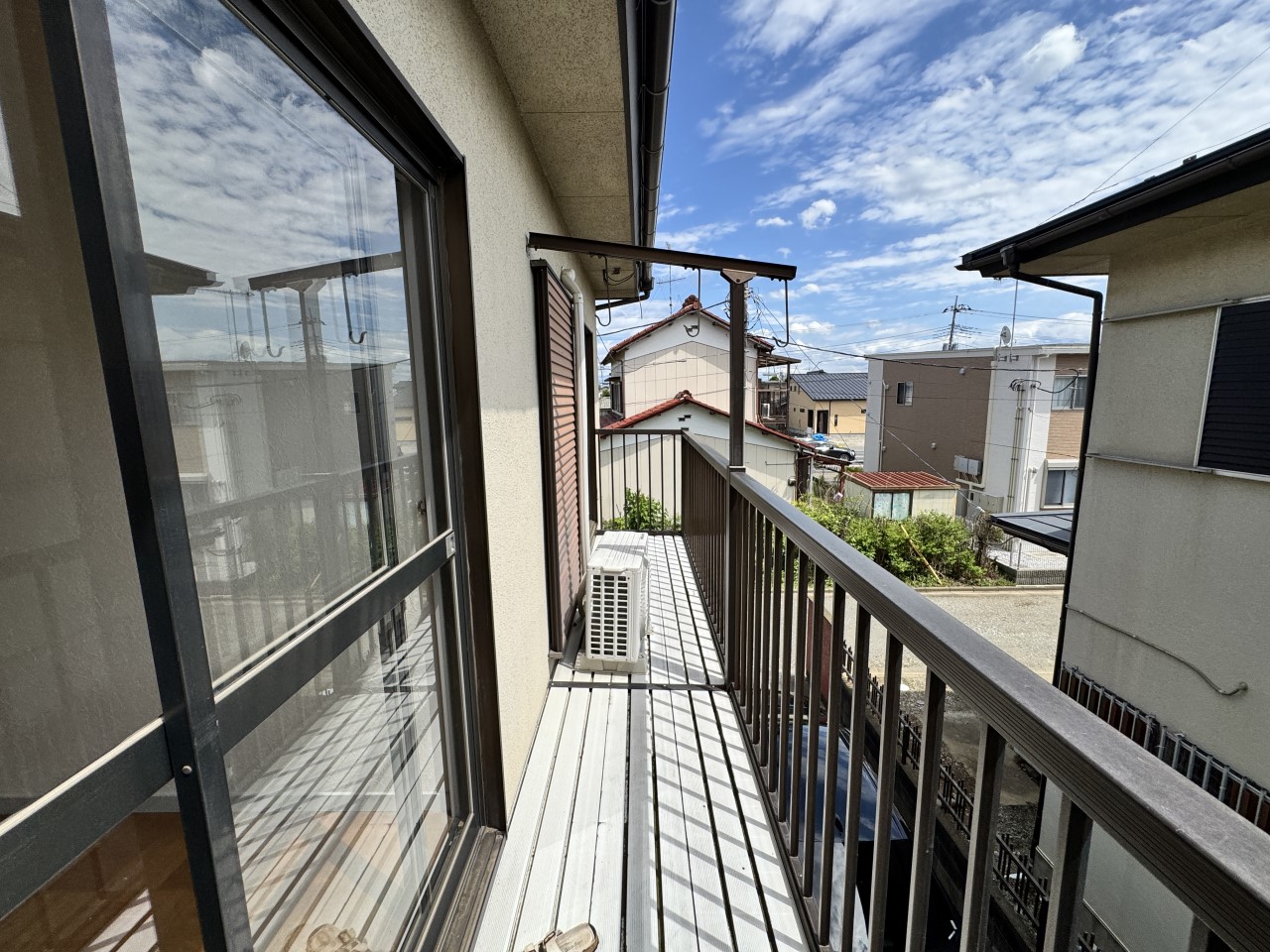 ◆バルコニー｜2部屋から出入りができるバルコニー。急に雨が降ってきても洗濯物が濡れにくく安心です。2部屋の共有スペースとしても使えるので、ベランダガーデンを展開してみてもいいですね。