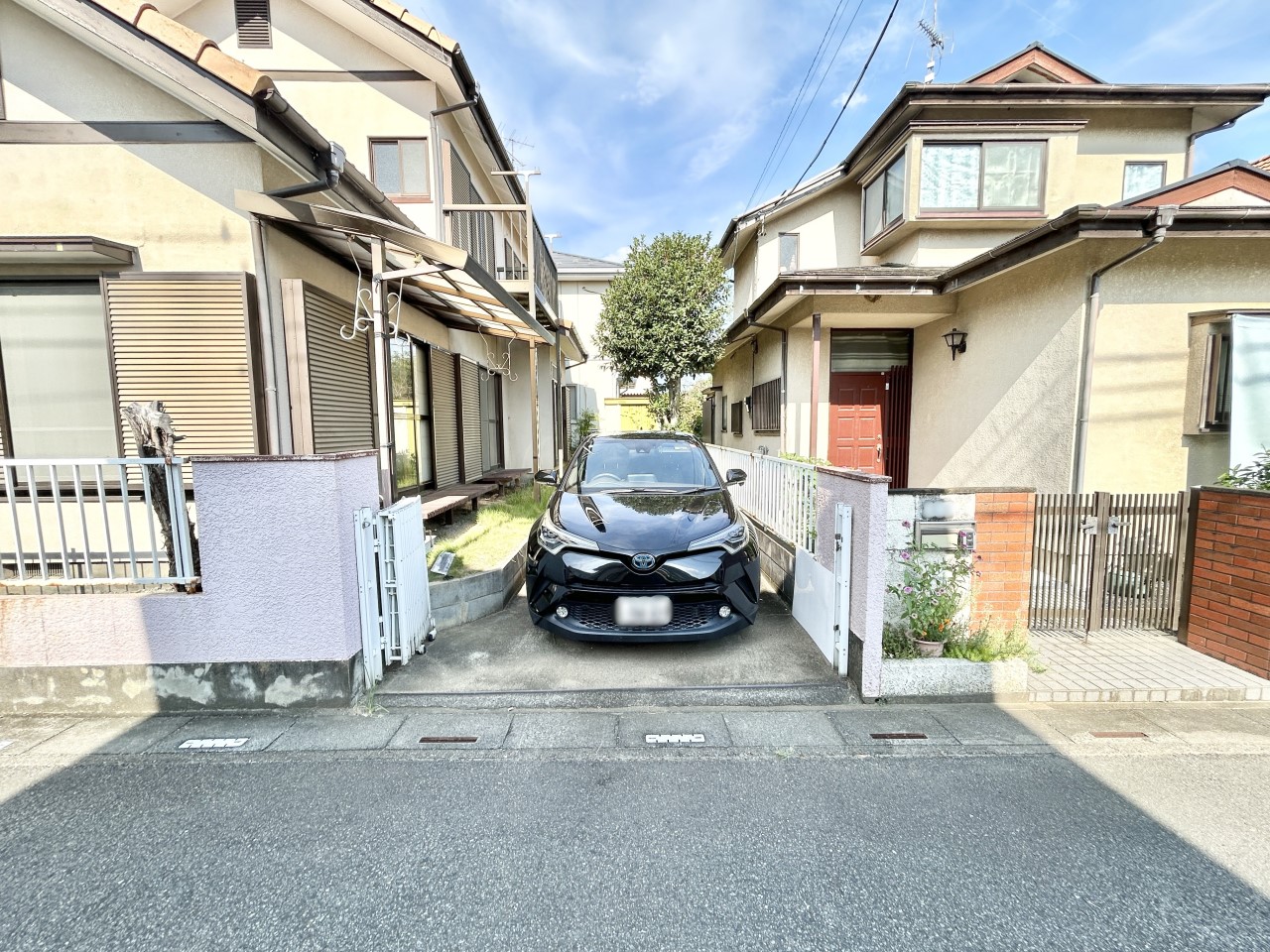◆駐車場｜敷地内に駐車スペースを確保しており、お車をお持ちの方にも安心です。