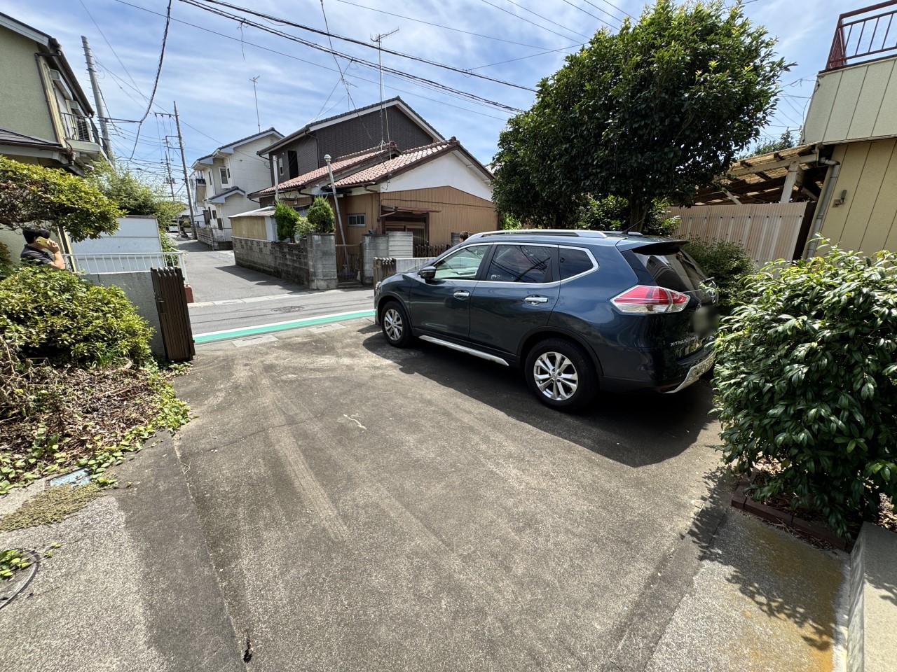 ◆駐車場｜敷地内に駐車スペースを確保しており、お車をお持ちの方にも安心です。