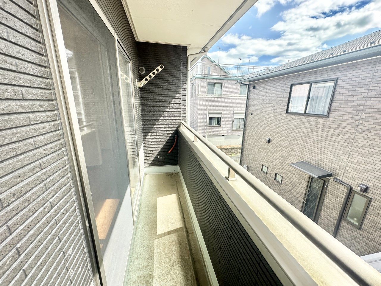 ◆バルコニー｜バルコニーは、一度にたくさんの洗濯物が干せます。夜は望遠鏡を置いて天体観測なども楽しめそうなスペースですね。