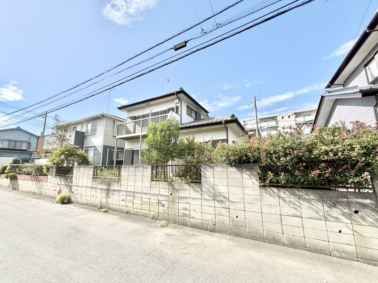 ◆外観｜白い外観が光を反射し、お家全体を明るく大きい印象にしてくれます♪