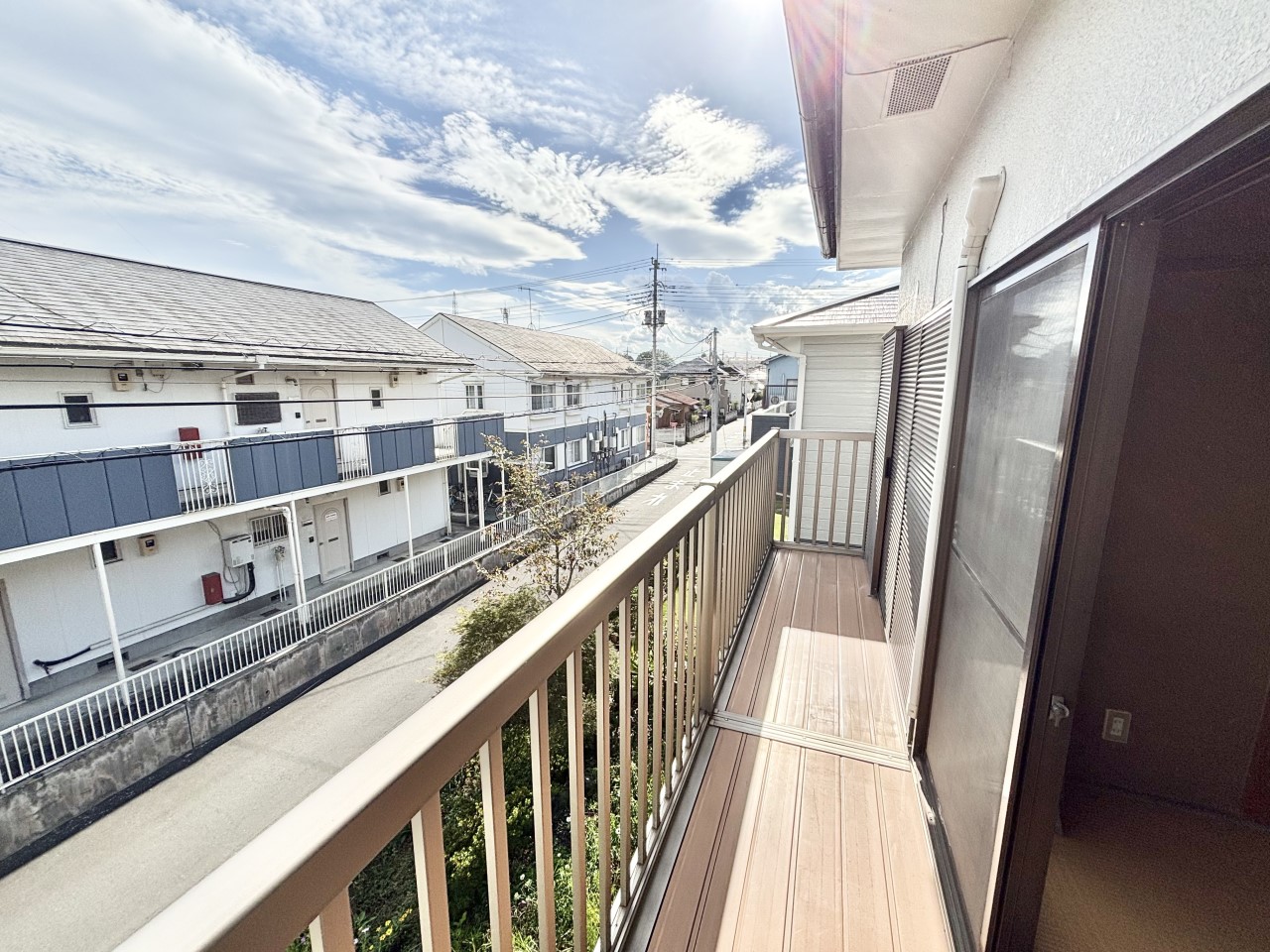 ◆バルコニー｜バルコニーは、一度にたくさんの洗濯物が干せます。夜は望遠鏡を置いて天体観測なども楽しめそうなスペースですね。